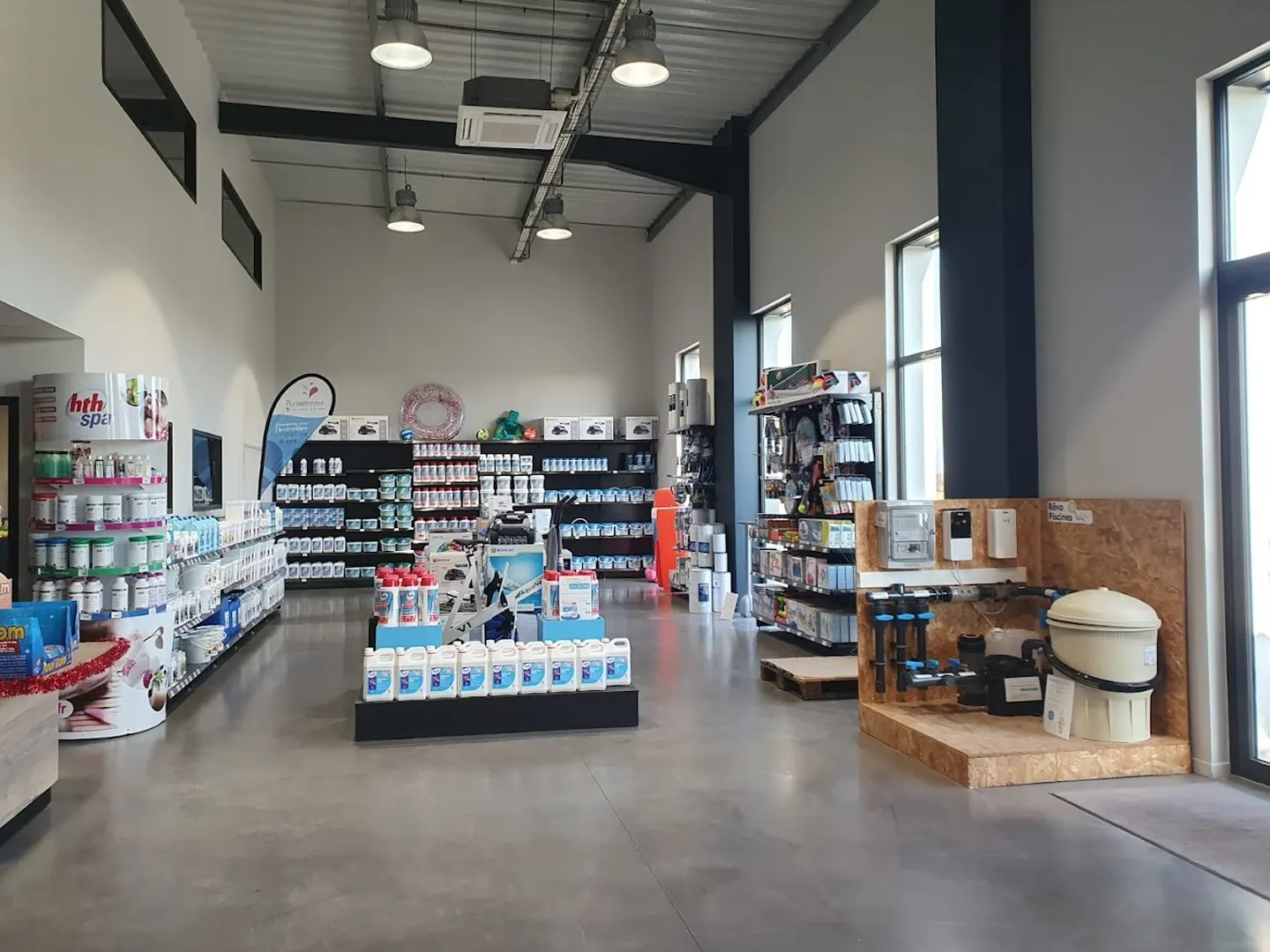 Interieur Magasin Reva Piscines Saint-Georges-sur-Loire