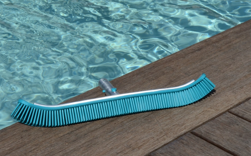 Brosser les parois et ligne d’eau piscine