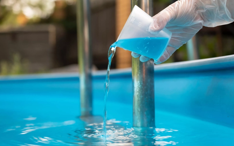 Désinfecter efficacement l’eau de piscine