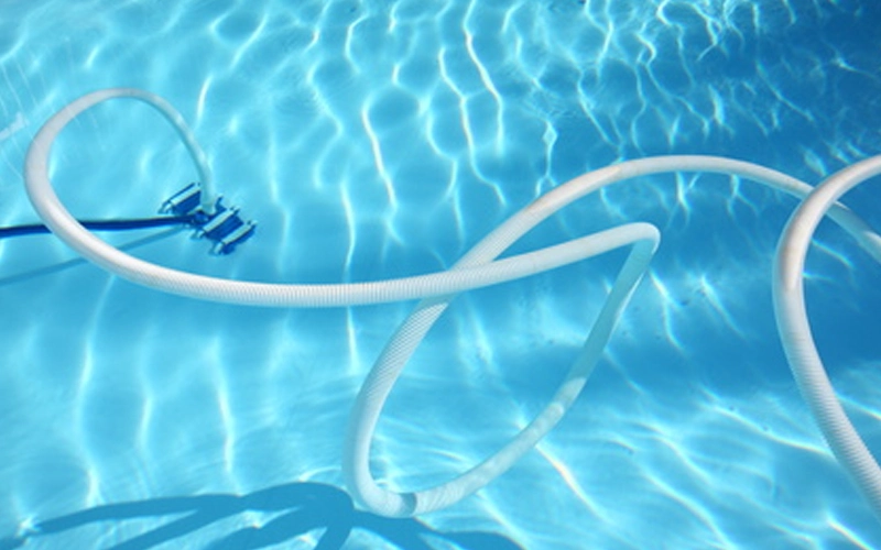 Nettoyer le fond d'une piscine : robot ou aspiration ?