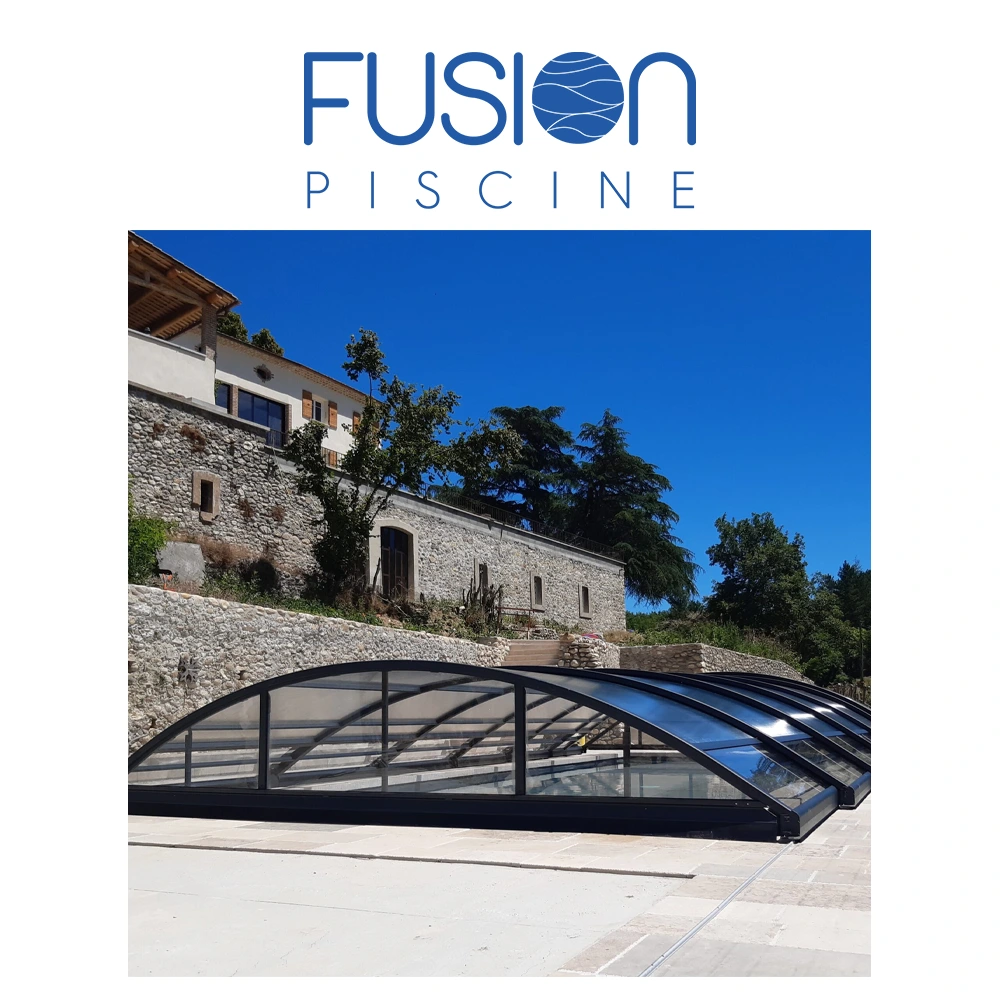 Abri piscine Basci vue jardin