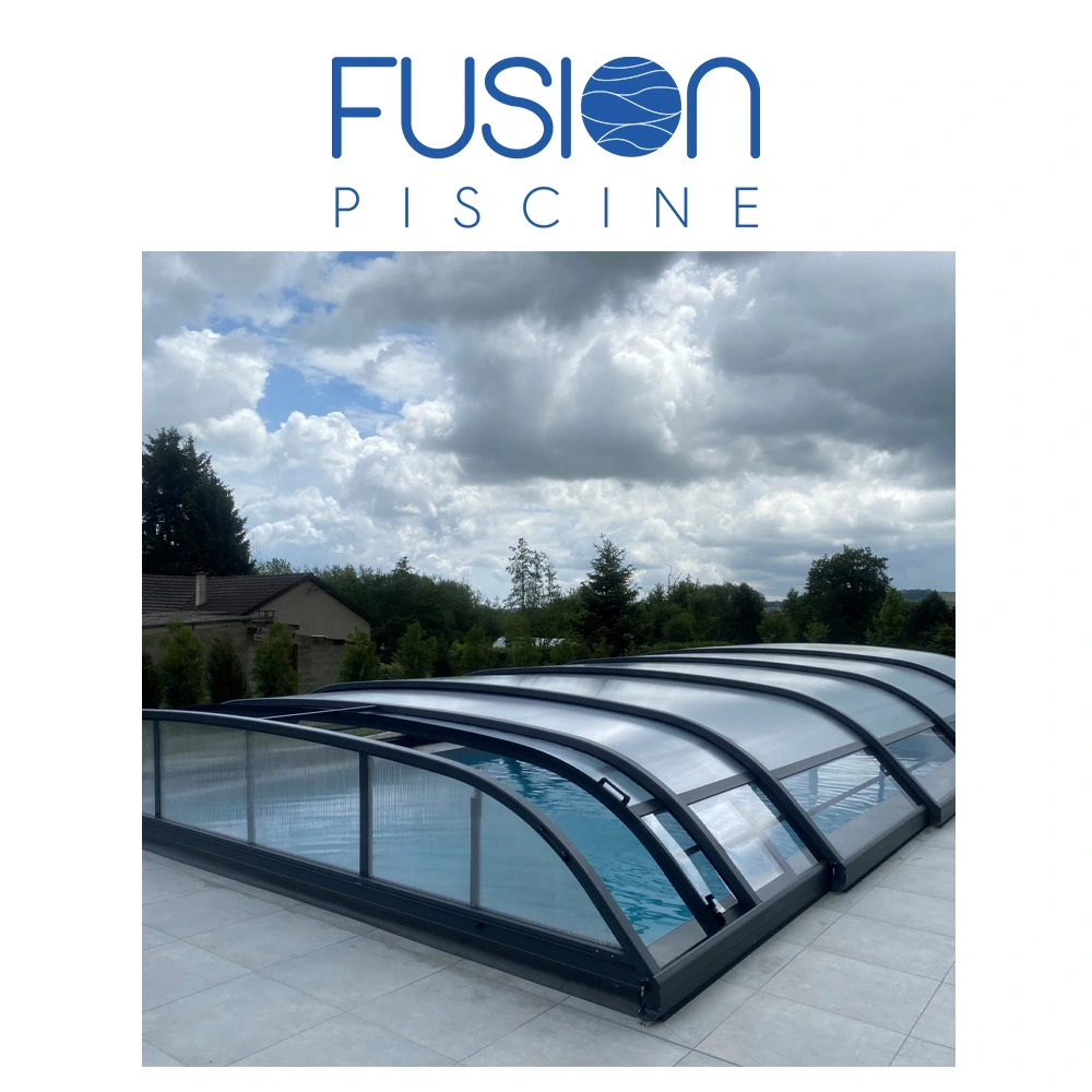 Abri piscine bas Mianso porte cintrée ouverte