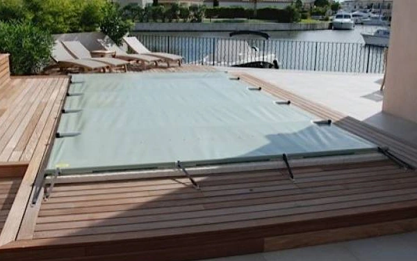 Bâche à barres piscine protection et conformité NF