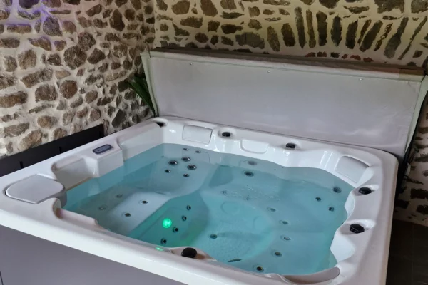 Vente et installation de spa Essentiel Piscine et Spa Issoire