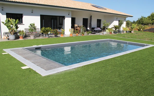 Volet de piscine automatique protéger et chauffer l’eau