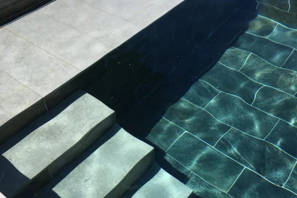 Installation piscine carrelage Aux Piscines du Vivarais Piscines et Spas