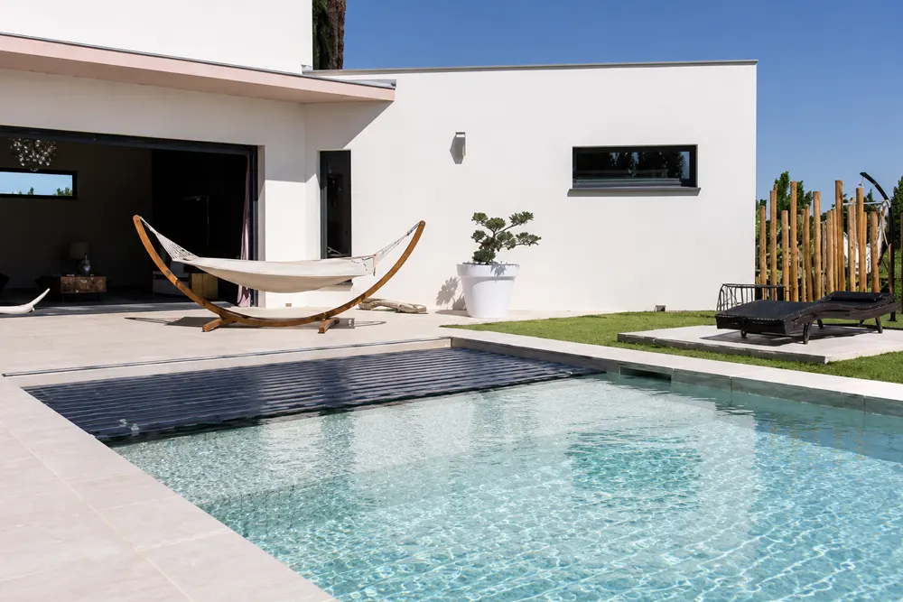 Piscine avec volet immergé